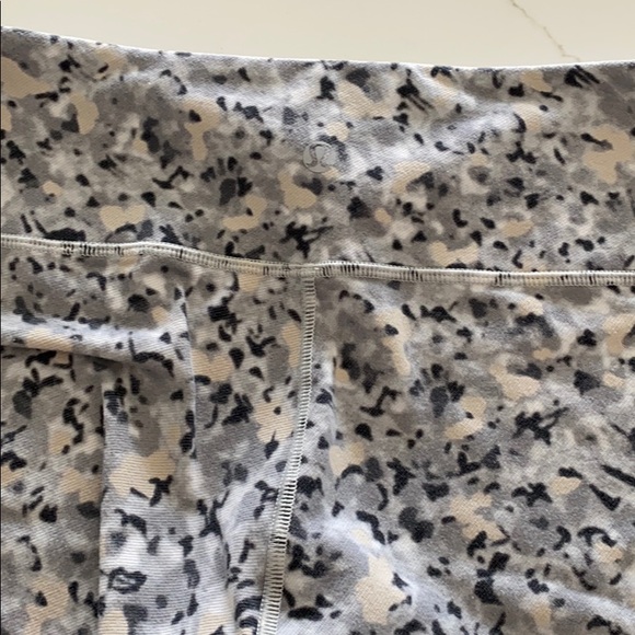 Lululemon crop pants size 6 - Picture 3 of 3